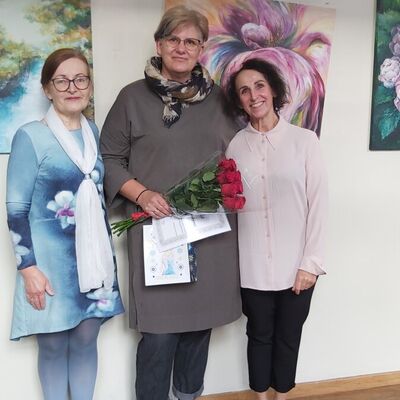 Studijos "Spalvų juokas" mokytojų kūrybos darbai puošia Antakalnio gimnazijos erdves