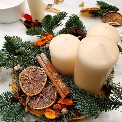 Kalėdinė žvakidė ant medžio trinkos