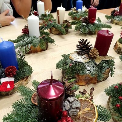 Kalėdinė žvakidė ant medžio trinkos