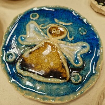 Keramika puošta stiklu