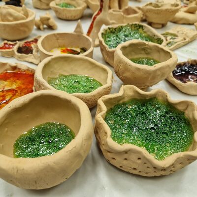 Keramikos edukacija „Senieji amatai. Indas puoštas stiklo kristalais“