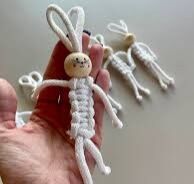 Makrame technika sukurtos dekoracijos/pakabukai kiškučiai